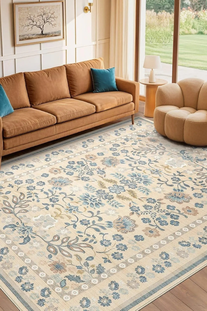 tapis bohème crème à fleurs bleues et marron dans un salon lumineux.