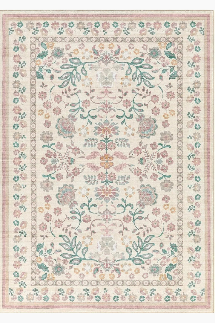 Tapis bohème à fleurs "Soline" couleur Rose Poudré avec des motifs floraux verts.