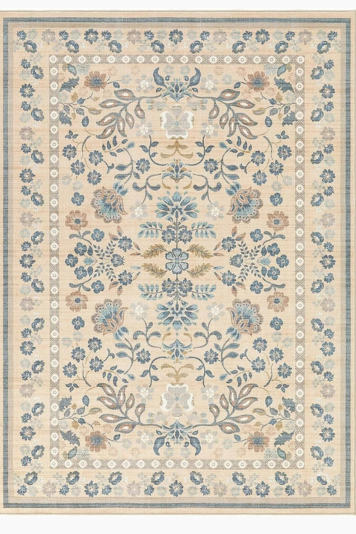 Vue à plat du tapis bohème à fleurs vintage "Soline" en version Crème et Bleu Ciel.