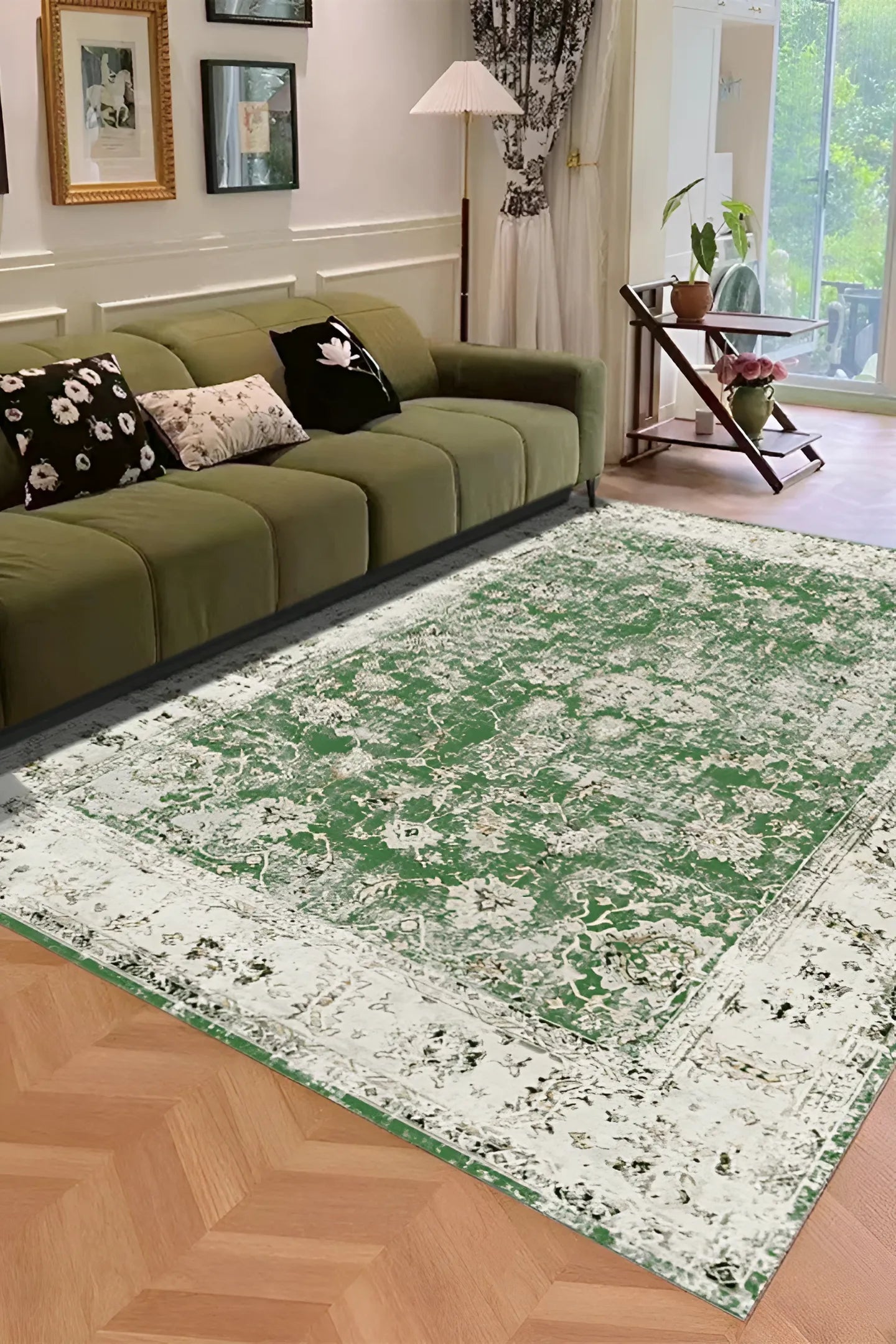 Tapis bohème "Atelier" à effet usé en Vert Antique, ajoutant du caractère au salon.