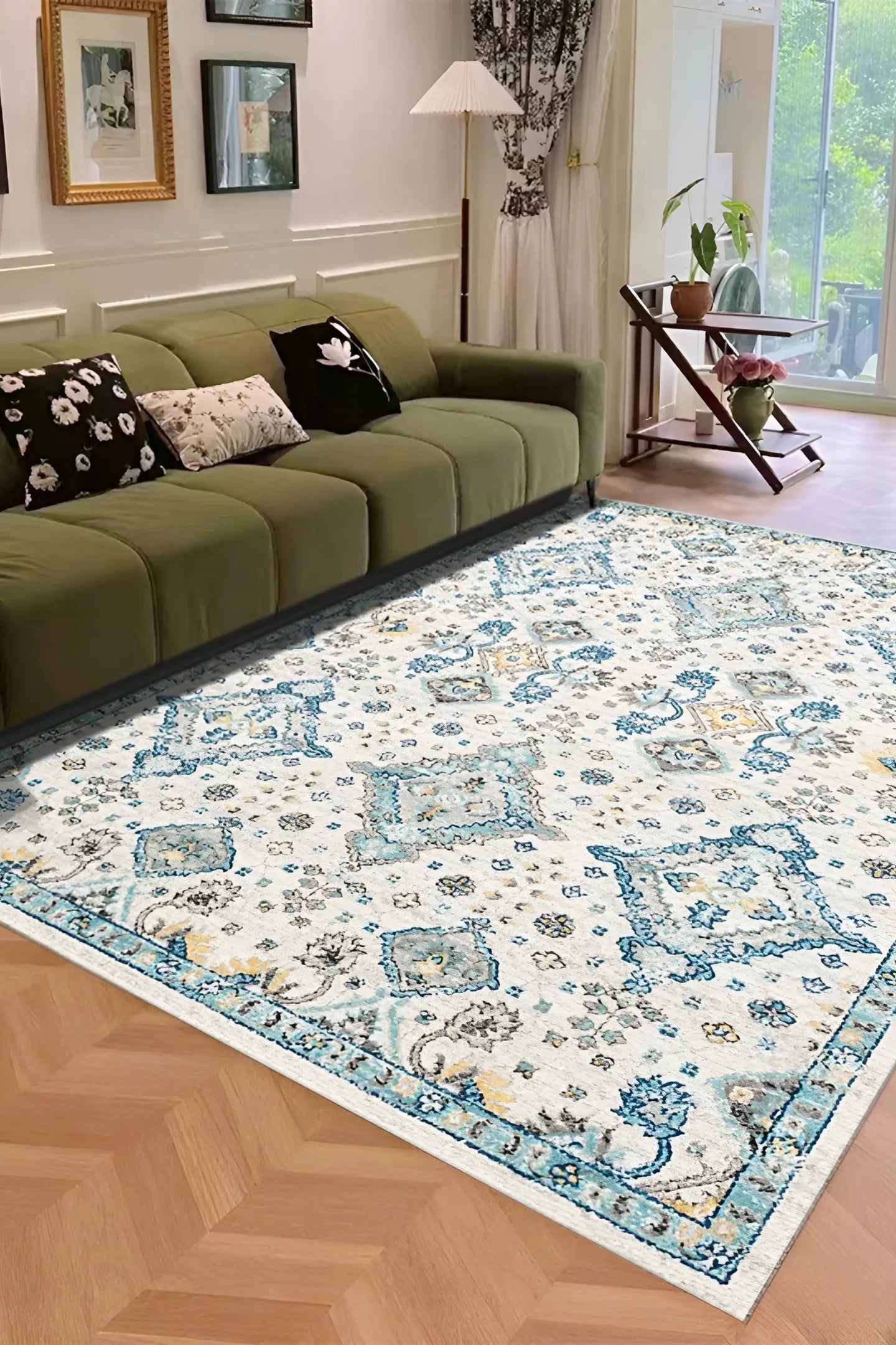 Tapis bohème "Atelier" aux motifs orientaux vintage sur fond crème et tons chauds.