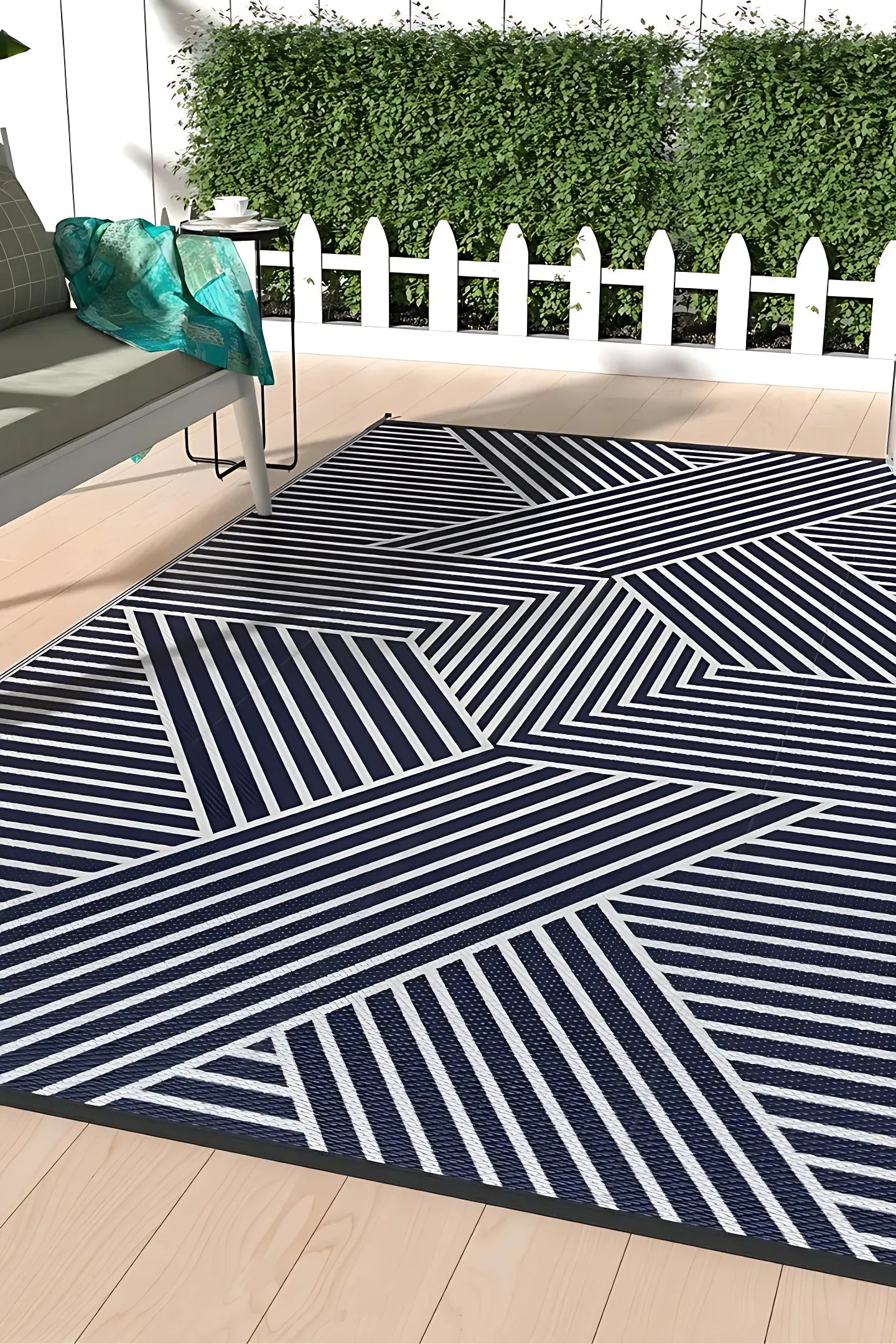  Tapis bohème d'extérieur "Riviera" avec un design graphique de lignes Bleu & Blanc.