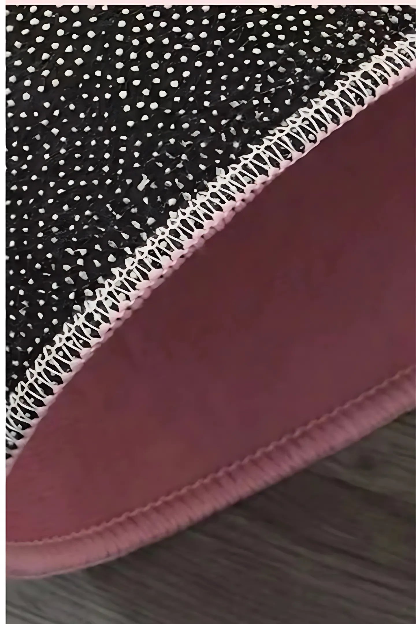 Détail de la finition et du tissage d'un tapis d'extérieur résistant.