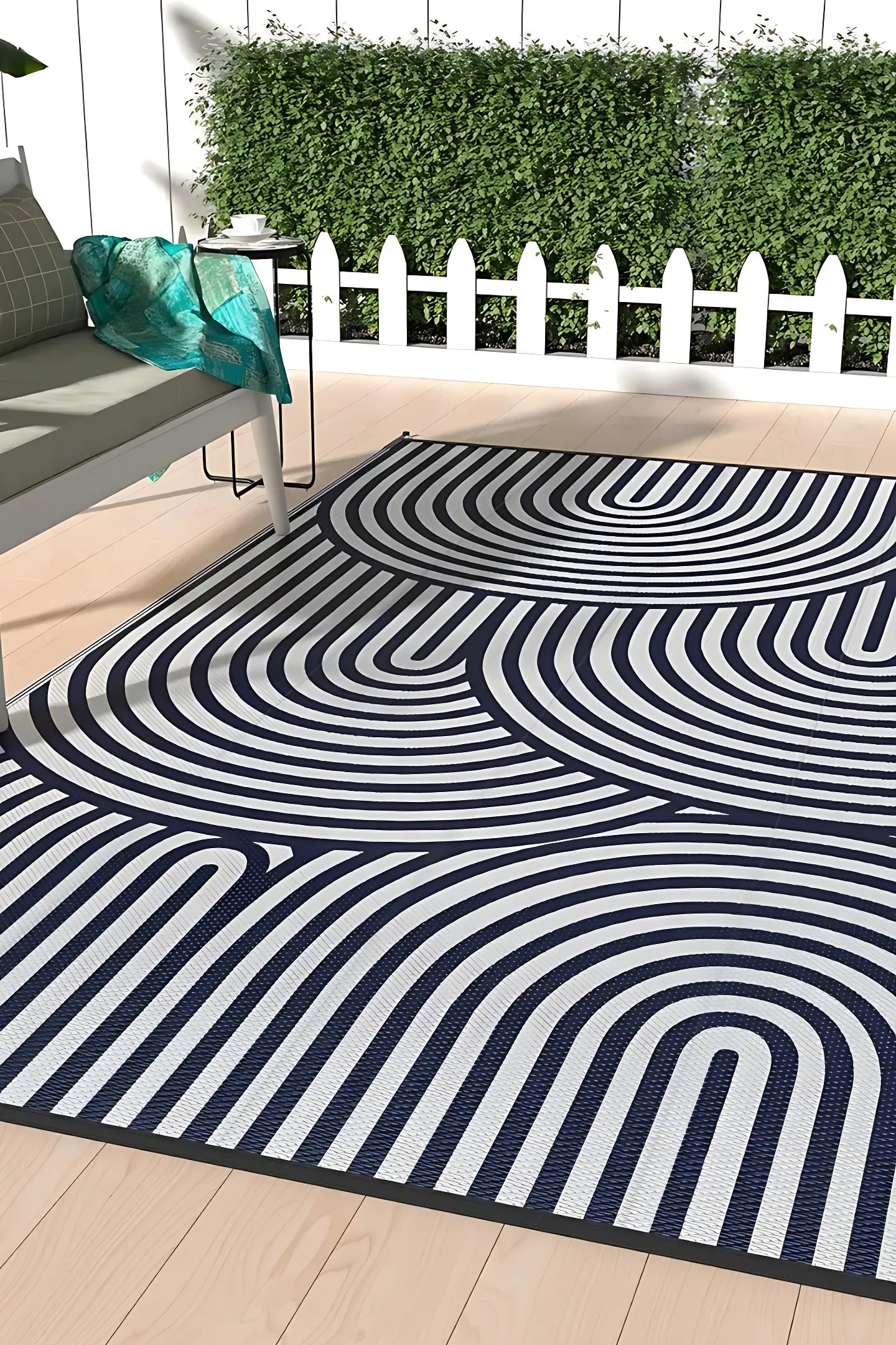 Tapis d'extérieur bohème "Riviera" en Bleu & Blanc avec un motif d'arches graphiques.