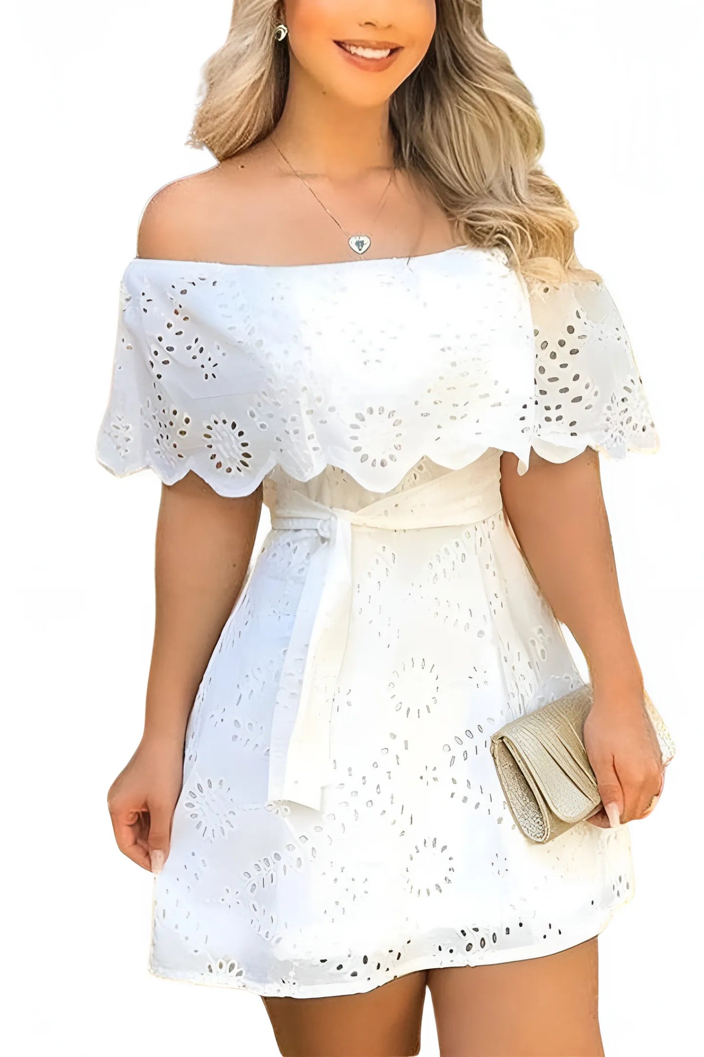 Vue de face d'une robe blanche bohème courte à col Bardot, avec sa ceinture à nouer à la taille.