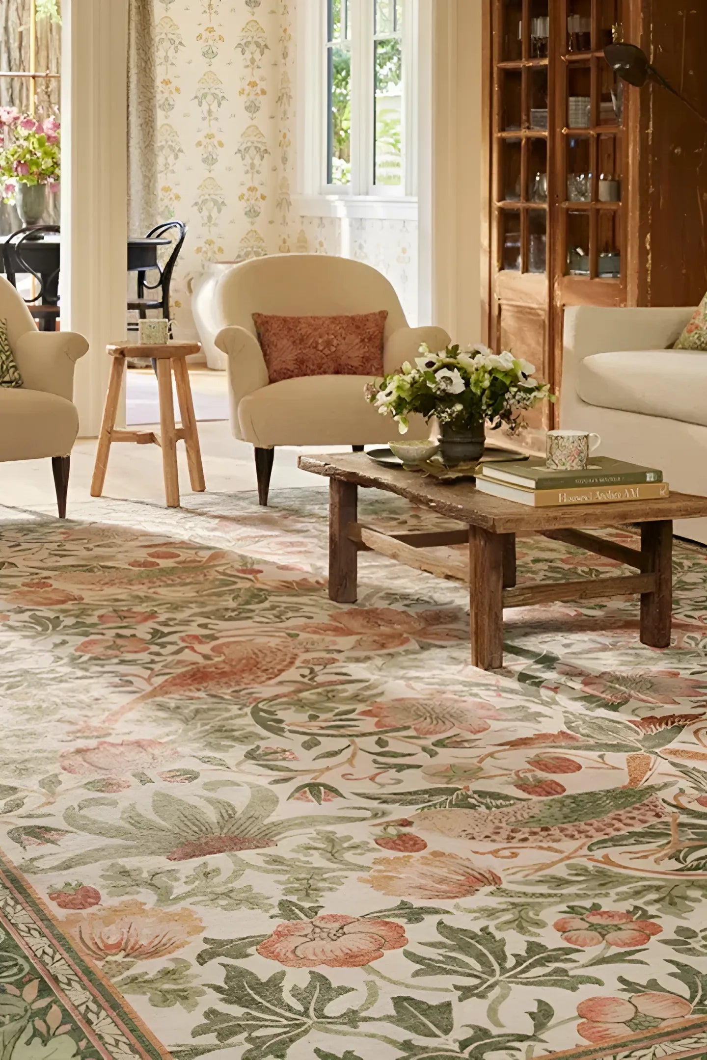  Tapis bohème vintage 'Jardin d'Antan' dans un salon chaleureux avec fauteuils en lin.