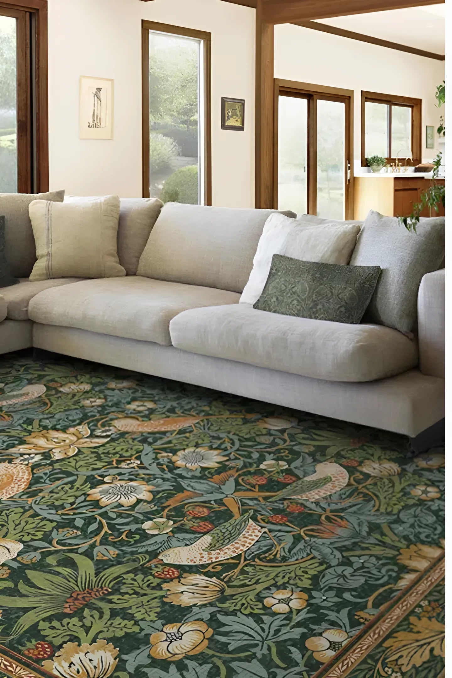 Grand tapis bohème Vert Forêt au style William Morris dans un salon lumineux avec un canapé en lin.